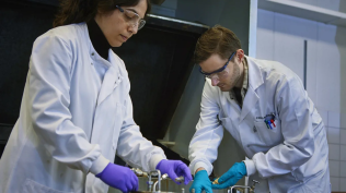 查尔姆斯理工大学发现高效回收废弃电动汽车电池金属的新方法