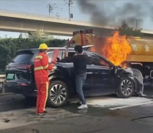 问界M7碰撞后车门打不开，都是隐形门把手的错？