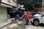 又“失控”?东莞一特斯拉连撞多车冲毁店门
